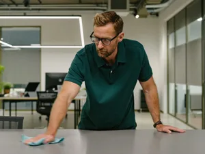 Een Glansco medewerker reinigt een modern kantoor